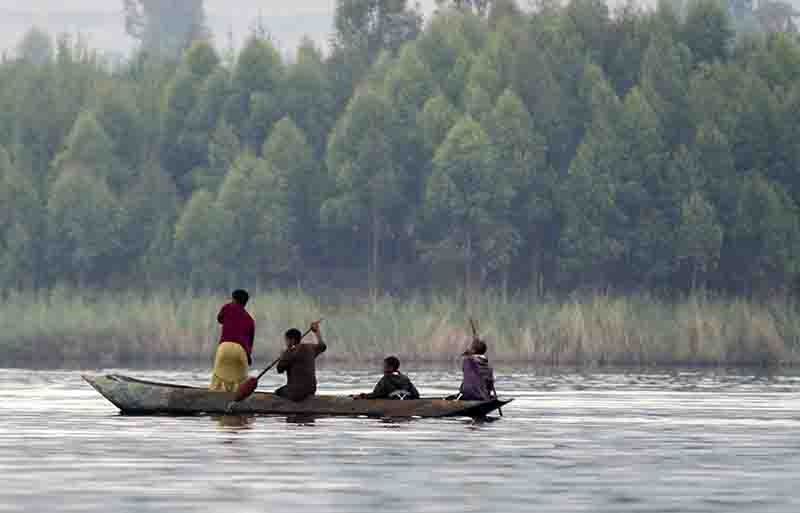 81 - Uganda - lago Bunyonyi - gente trabajando en barca